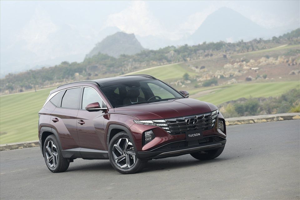 Thân xe Tucson 2023 thu hút ánh nhìn với những đường cắt xẻ tạo khối táo bạo