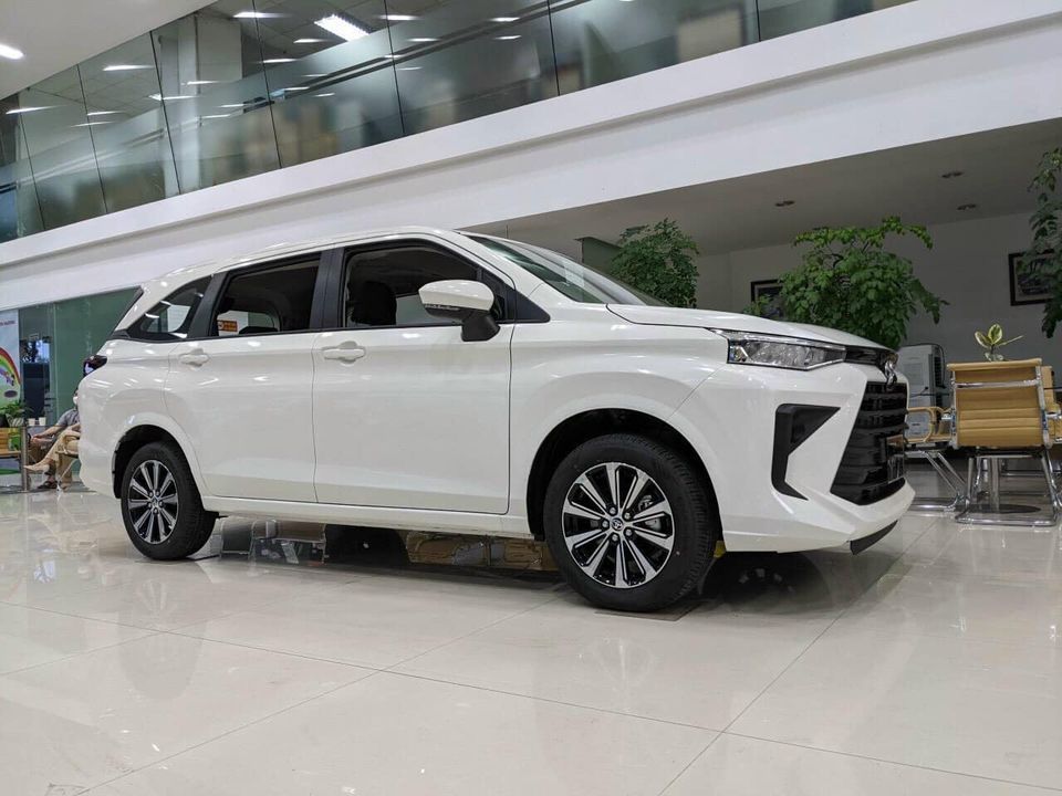 Thân xe Toyota Avanza 2023 sở hữu những chi tiết dập nổi gãy góc hơn